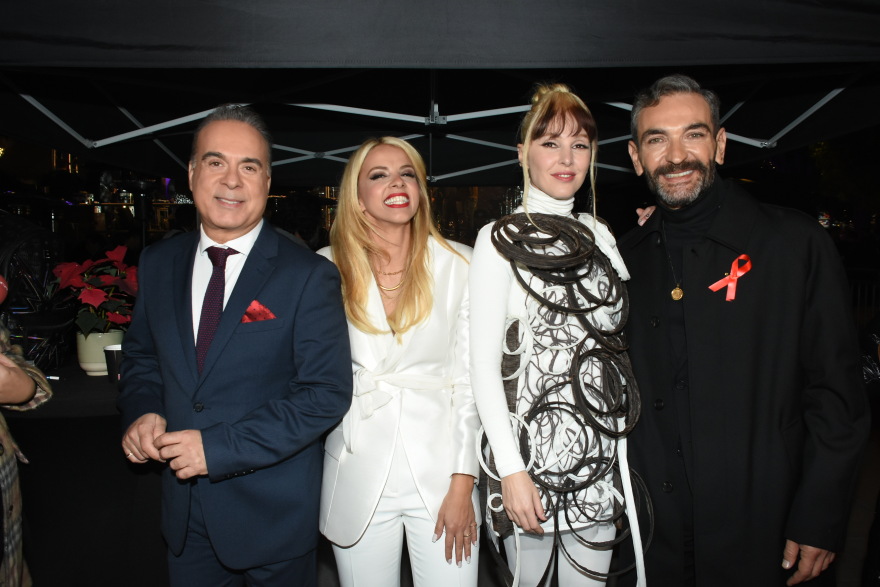 Άναψε στο Σύνταγμα το χριστουγεννιάτικο δέντρο της Αθήνας - Δείτε φωτογραφίες και βίντεο