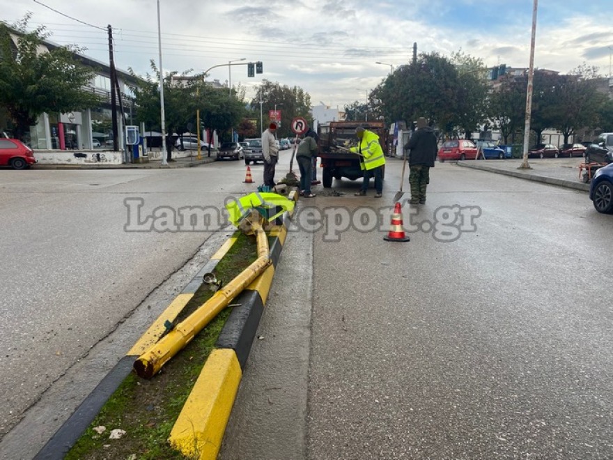 Λαμία: Τρελή πορεία αυτοκίνητου - Έριξε πινακίδες, κολώνες και «κατεδάφισε» μάντρα σπιτιού