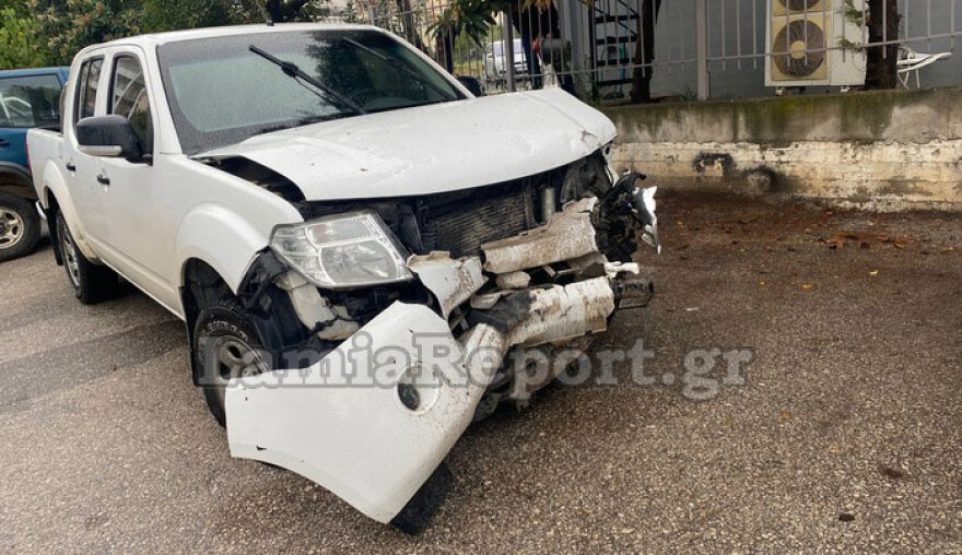 Λαμία: Τρελή πορεία αυτοκίνητου - Έριξε πινακίδες, κολώνες και «κατεδάφισε» μάντρα σπιτιού