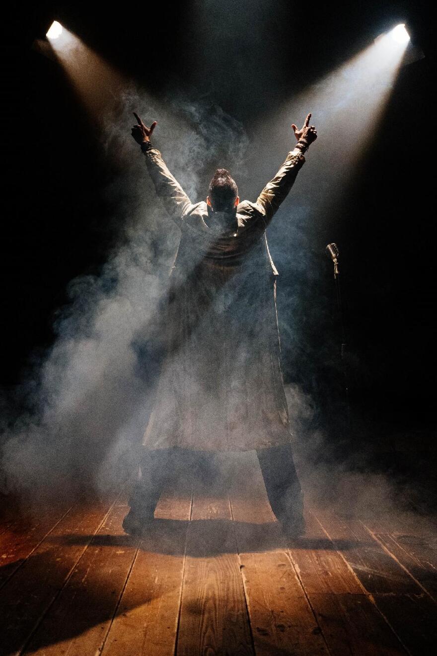 Πάνος Μουζουράκης: Μεταμoρφώνεται σε ροκά Σκρουτζ και πάει στο Μέγαρο Μουσικής Αθηνών - Δείτε φωτογραφίες