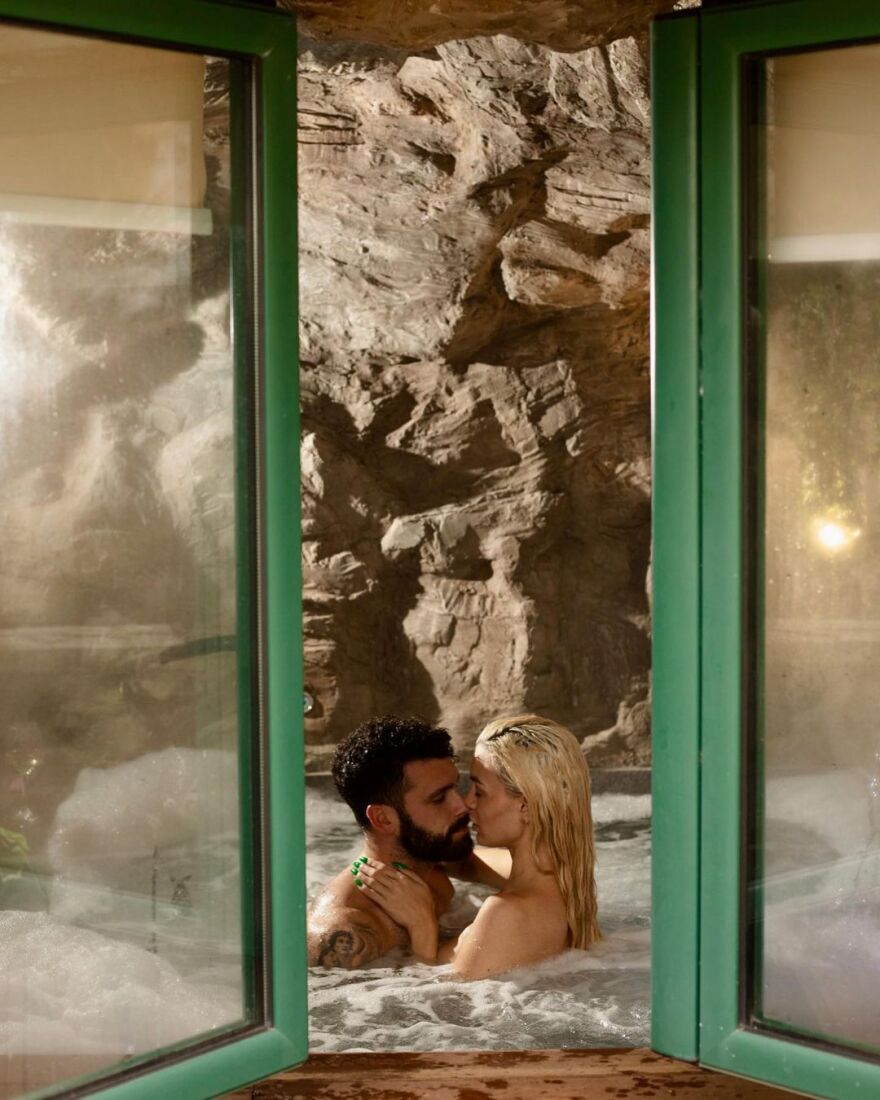 Στάθης Σχίζας: Ποζάρει γυμνός στο πλευρό της Αλεξάνδρας Παναγιώταρου