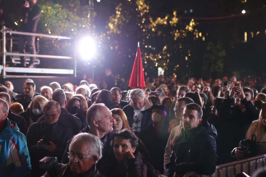 Άναψε στο Σύνταγμα το χριστουγεννιάτικο δέντρο της Αθήνας - Δείτε φωτογραφίες και βίντεο