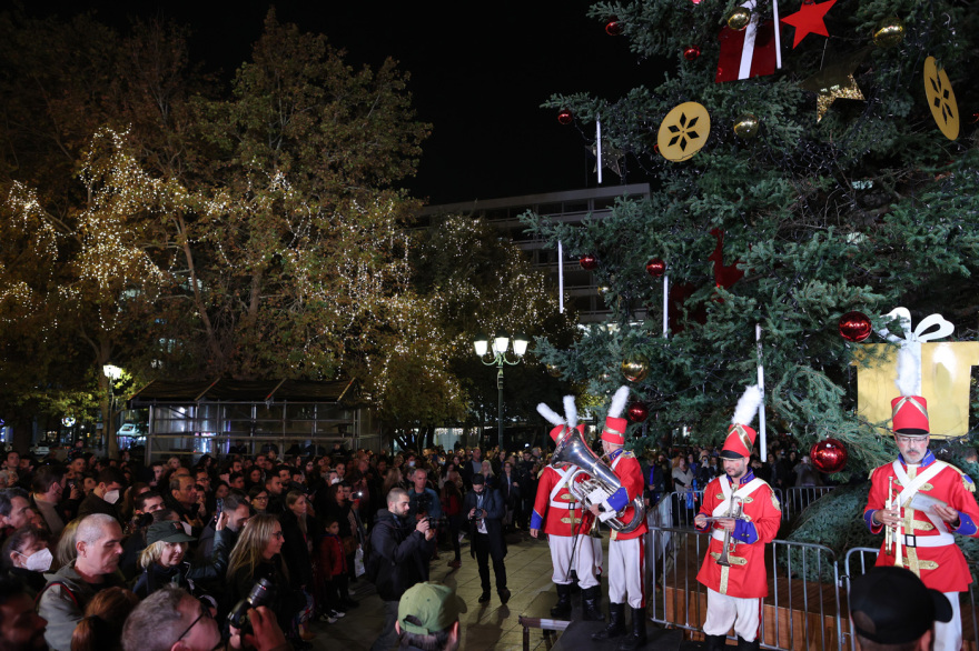 Άναψε στο Σύνταγμα το χριστουγεννιάτικο δέντρο της Αθήνας - Δείτε φωτογραφίες και βίντεο