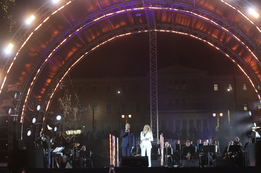 Άναψε στο Σύνταγμα το χριστουγεννιάτικο δέντρο της Αθήνας - Δείτε φωτογραφίες και βίντεο