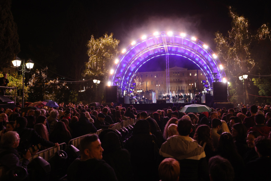 Άναψε στο Σύνταγμα το χριστουγεννιάτικο δέντρο της Αθήνας - Δείτε φωτογραφίες και βίντεο