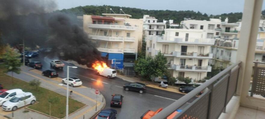 Πανικός από φλεγόμενο φορτηγό μέσα στο Ρέθυμνο – Δείτε βίντεο