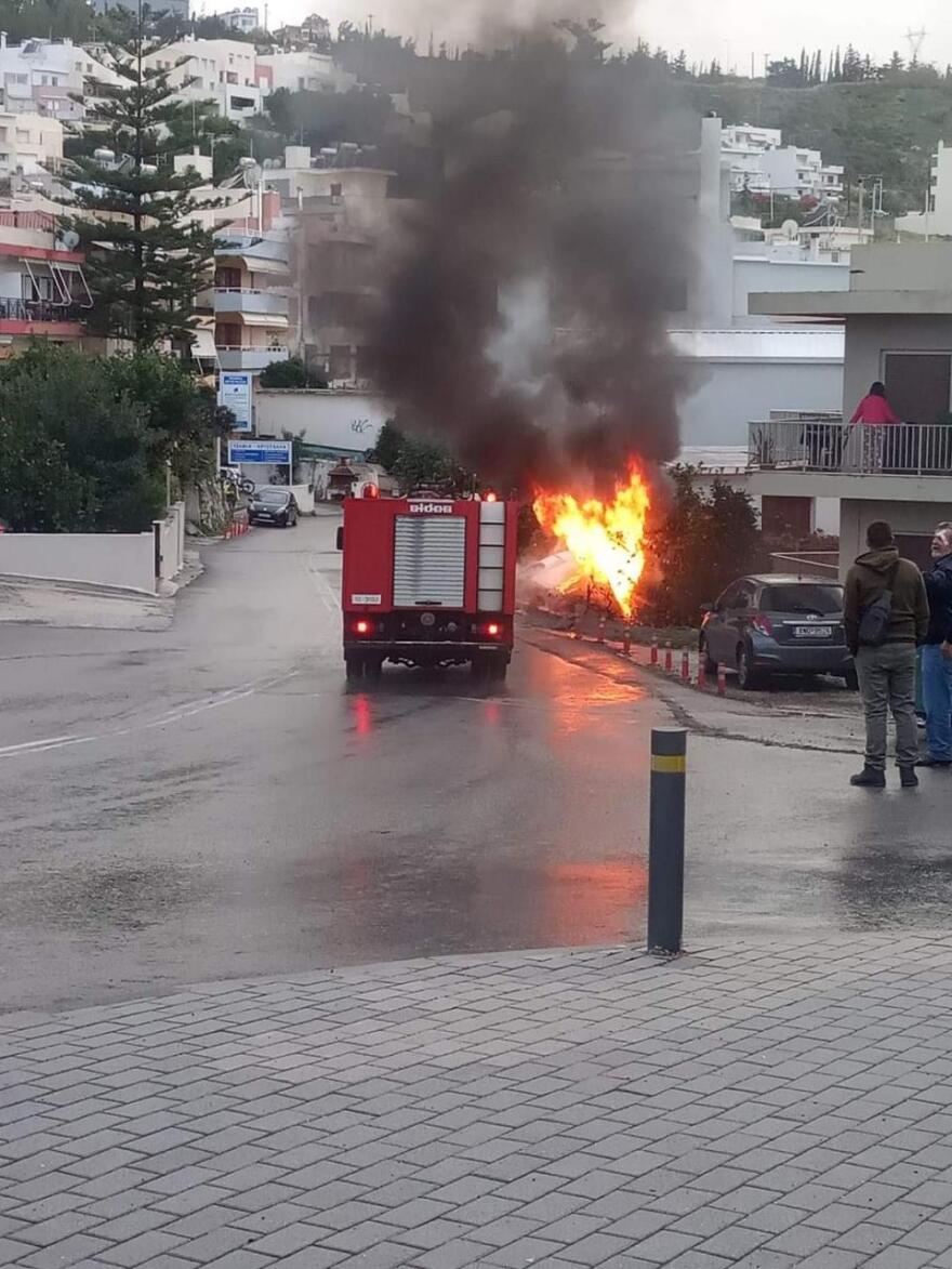 Πανικός από φλεγόμενο φορτηγό μέσα στο Ρέθυμνο – Δείτε βίντεο