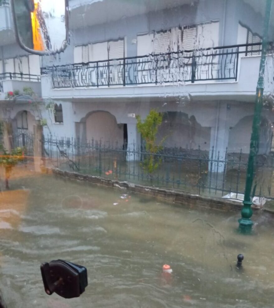 Κακοκαιρία Άριελ: Διακοπές κυκλοφορίας και προβλήματα σε Πιερία και Χαλκιδική - Χωρίς ρεύμα περιοχές της Θέρμης