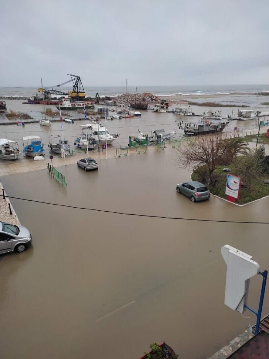 Κακοκαιρία Άριελ – Σοβαρά προβλήματα στην Κατερίνη, πλημμύρισαν σπίτια, ζημιές στο οδικό δίκτυο