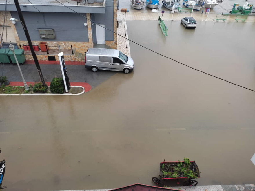 Κακοκαιρία Άριελ – Σοβαρά προβλήματα στην Κατερίνη, πλημμύρισαν σπίτια, ζημιές στο οδικό δίκτυο