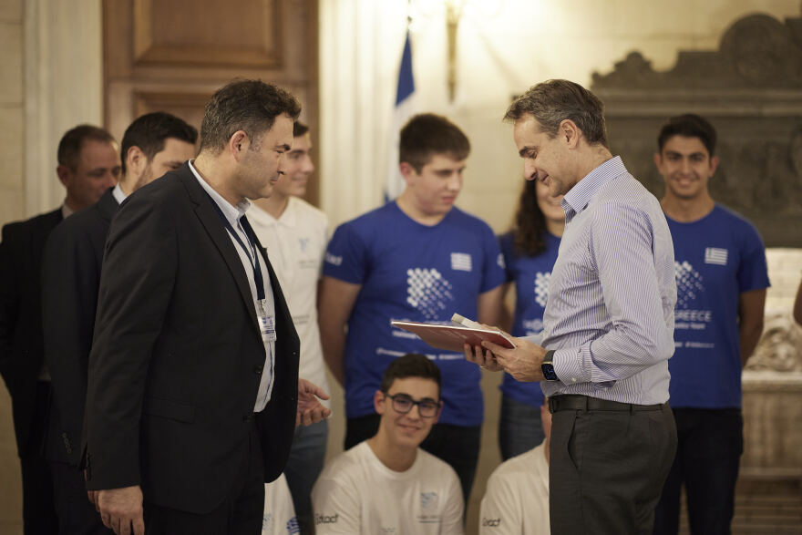 Μητσοτάκης: Συναντήθηκε με την Εθνική Ομάδα Μαθητικής Ρομποτικής - «Εντυπωσιακό το προϊόν που έχετε φτιάξει»