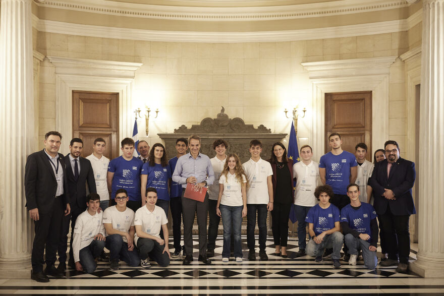 Μητσοτάκης: Συναντήθηκε με την Εθνική Ομάδα Μαθητικής Ρομποτικής - «Εντυπωσιακό το προϊόν που έχετε φτιάξει»
