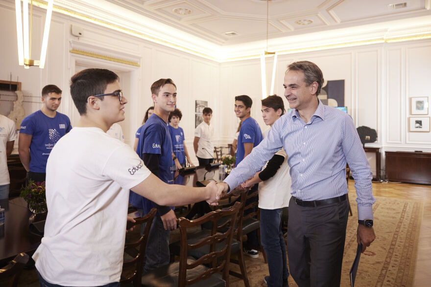 Μητσοτάκης: Συναντήθηκε με την Εθνική Ομάδα Μαθητικής Ρομποτικής - «Εντυπωσιακό το προϊόν που έχετε φτιάξει»