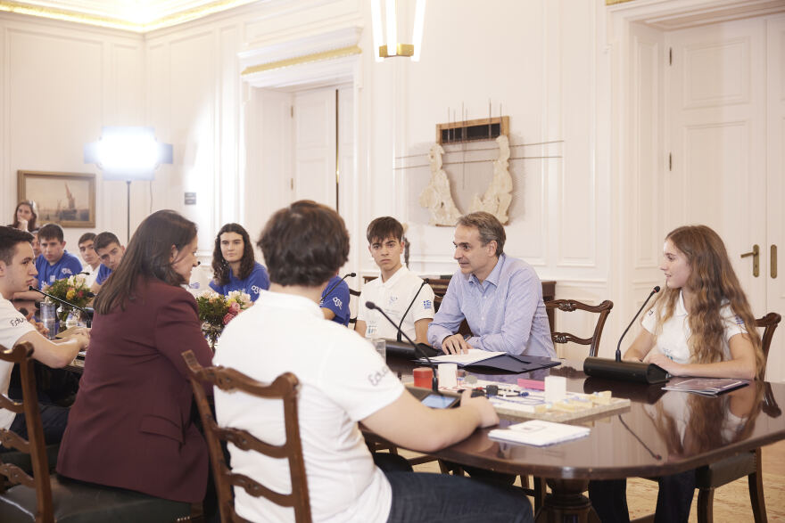 Μητσοτάκης: Συναντήθηκε με την Εθνική Ομάδα Μαθητικής Ρομποτικής - «Εντυπωσιακό το προϊόν που έχετε φτιάξει»