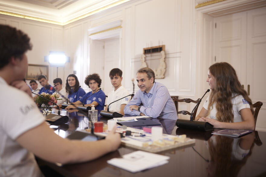 Μητσοτάκης: Συναντήθηκε με την Εθνική Ομάδα Μαθητικής Ρομποτικής - «Εντυπωσιακό το προϊόν που έχετε φτιάξει»