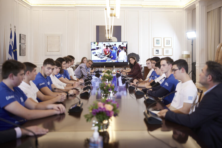 Μητσοτάκης: Συναντήθηκε με την Εθνική Ομάδα Μαθητικής Ρομποτικής - «Εντυπωσιακό το προϊόν που έχετε φτιάξει»