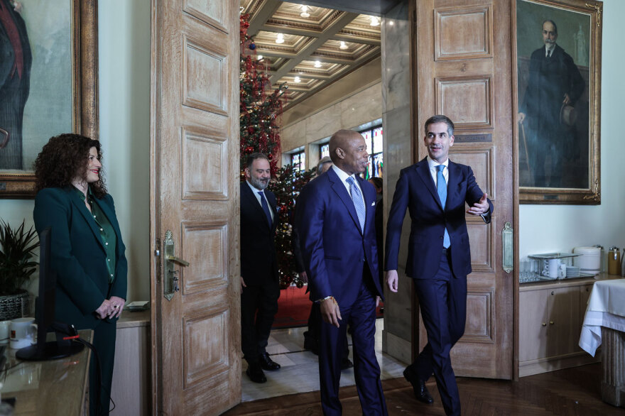 Στην Αθήνα ο δήμαρχος της Νέας Υόρκης: Υπογραφή συμφώνου αδελφοποίησης μεταξύ των δύο πόλεων