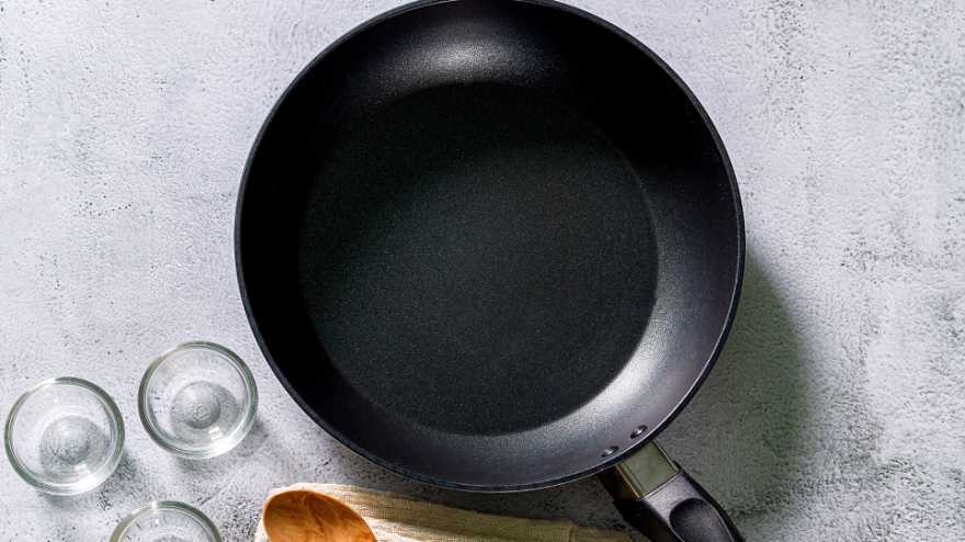 Η «γρίπη του τεφλόν» - Πόσο επικίνδυνα είναι τα αντικολλητικά μας τηγάνια;