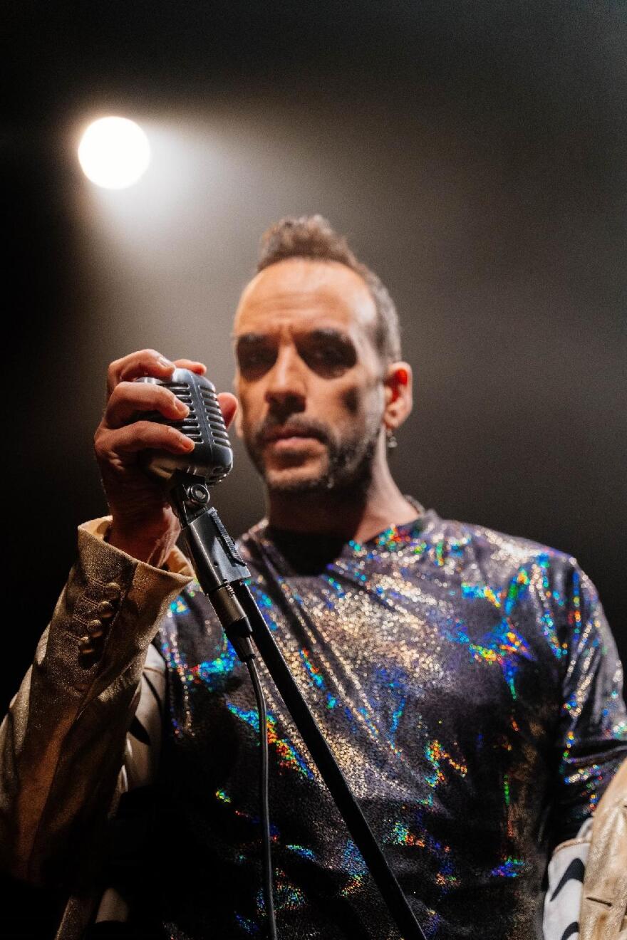 Πάνος Μουζουράκης: Μεταμoρφώνεται σε ροκά Σκρουτζ και πάει στο Μέγαρο Μουσικής Αθηνών - Δείτε φωτογραφίες