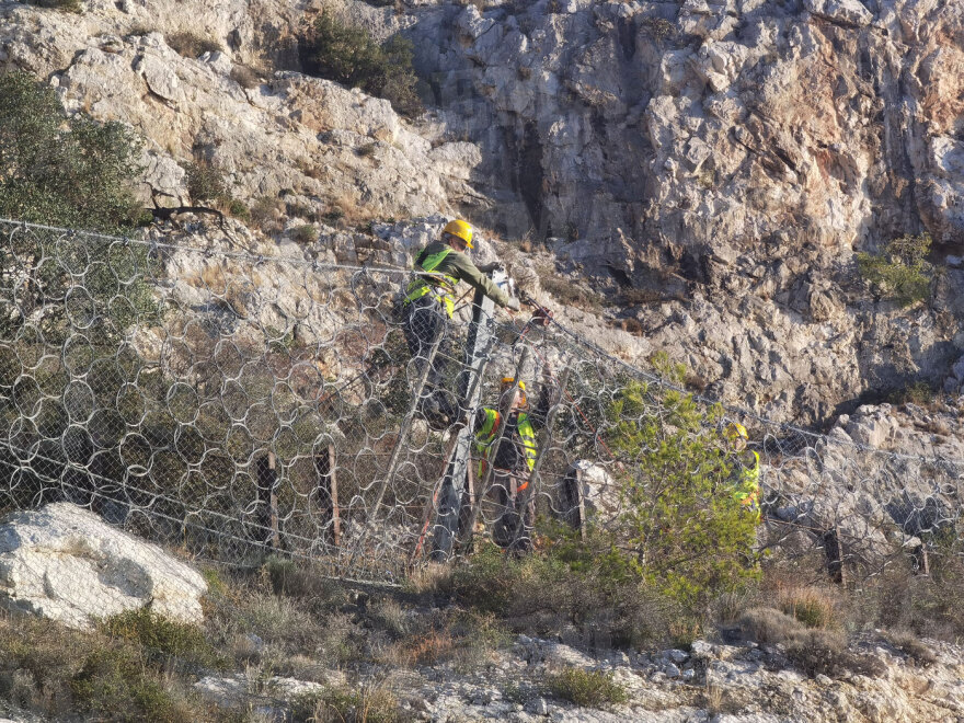 Αθηνών - Κορίνθου : Αλπινιστές «σκανάρουν» το σημείο της κατολίσθησης στην Κακιά Σκάλα
