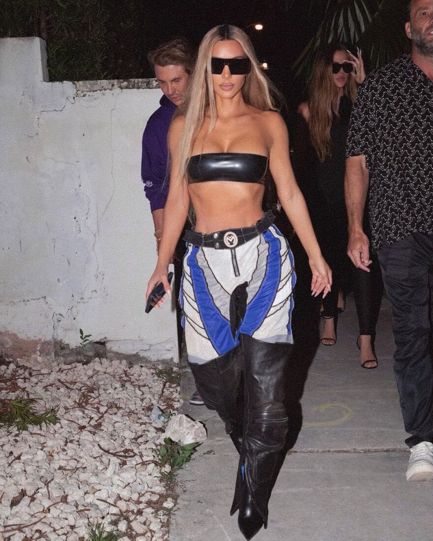 Κιμ Καρντάσιαν: Ανεπηρέαστη από όσα της καταλογίζει ο Κάνιε Γουέστ - Ποζάρει με το μικροσκοπικό της strapless