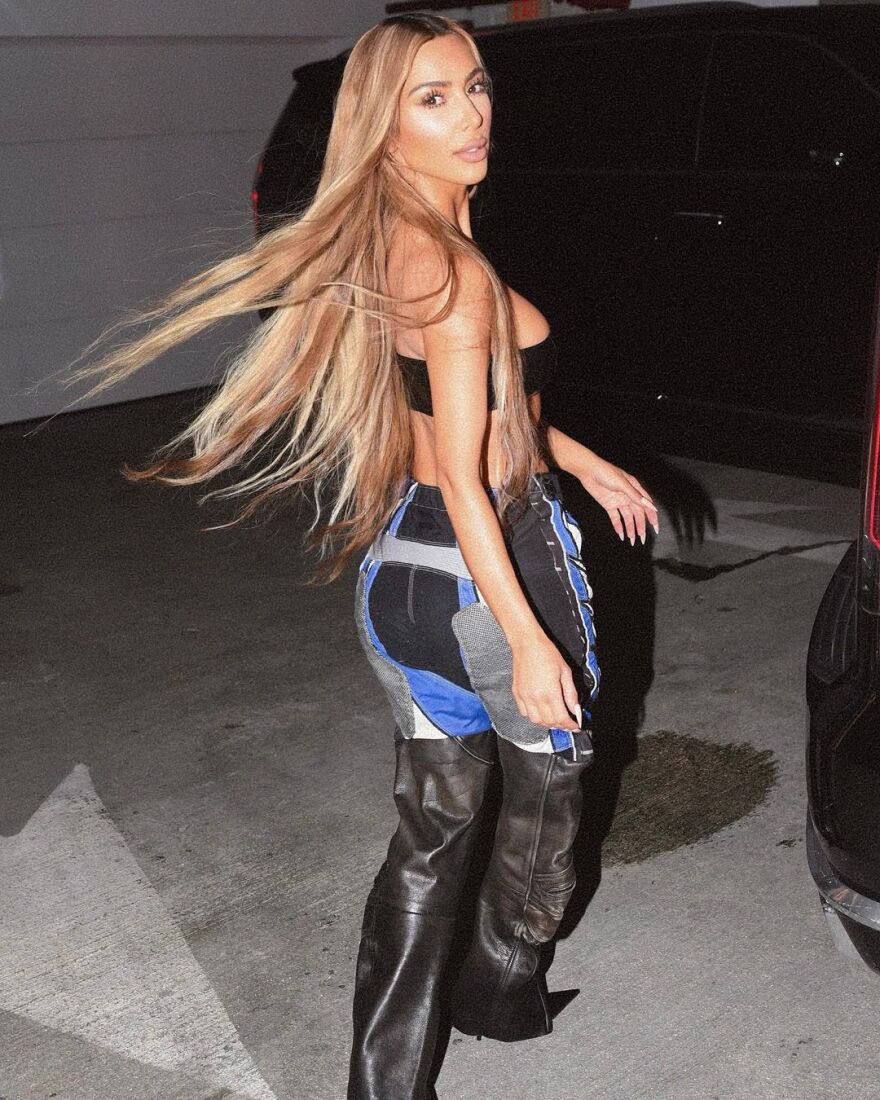 Κιμ Καρντάσιαν: Ανεπηρέαστη από όσα της καταλογίζει ο Κάνιε Γουέστ - Ποζάρει με το μικροσκοπικό της strapless