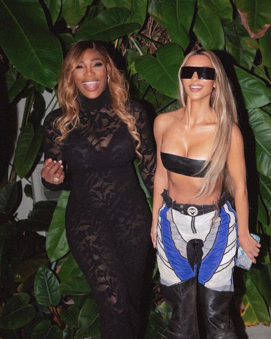 Κιμ Καρντάσιαν: Ανεπηρέαστη από όσα της καταλογίζει ο Κάνιε Γουέστ - Ποζάρει με το μικροσκοπικό της strapless