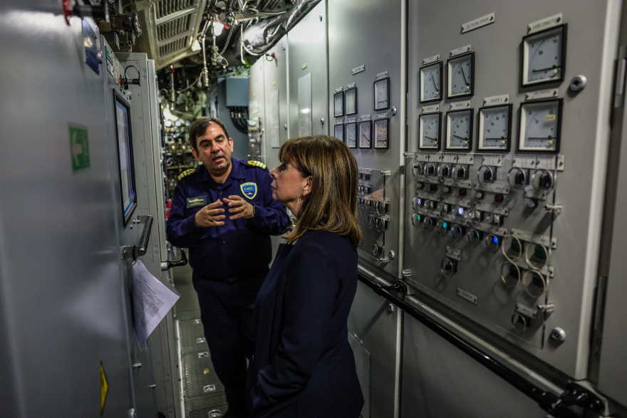 ΠτΔ: Παρούσα στον πλου του υποβρυχίου «Παπανικολής» η Σακελλαροπούλου (φωτογραφίες)