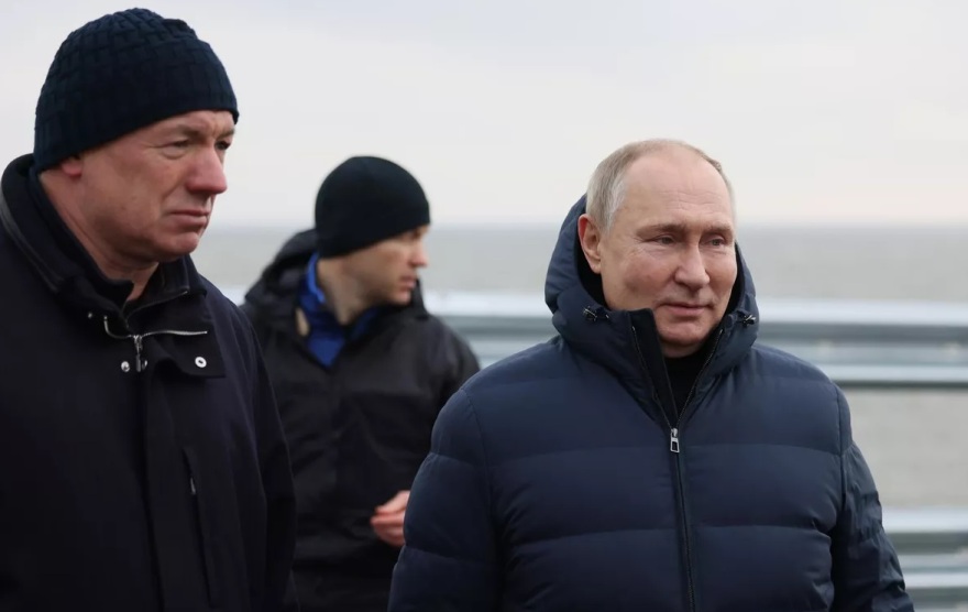 Ρωσία: Ο Πούτιν οδηγεί επιδεικτικά στην ανακατασκευασμένη γέφυρα της Κριμαίας - Βίντεο