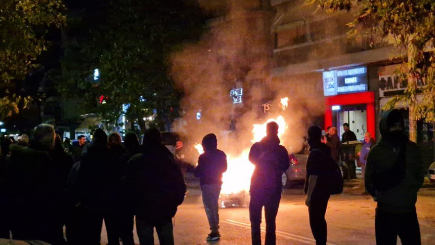 Ξέσπασμα βίας από Ρομά στη Θεσσαλονίκη - Αναποδογύρισαν αυτοκίνητα, άναψαν φωτιές 