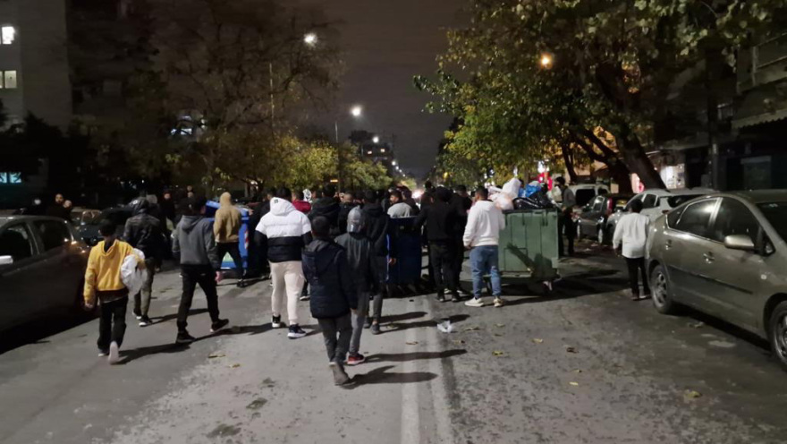 Ξέσπασμα βίας από Ρομά στη Θεσσαλονίκη - Αναποδογύρισαν αυτοκίνητα, άναψαν φωτιές 