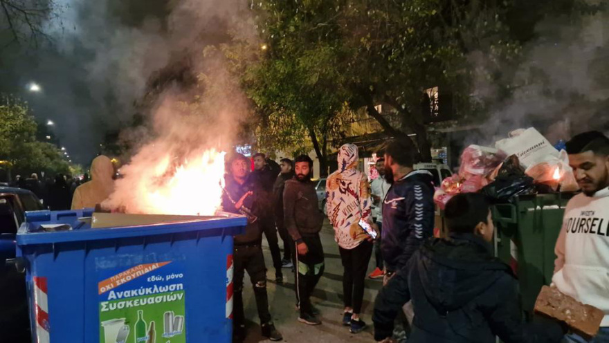 Ξέσπασμα βίας από Ρομά στη Θεσσαλονίκη - Αναποδογύρισαν αυτοκίνητα, άναψαν φωτιές 