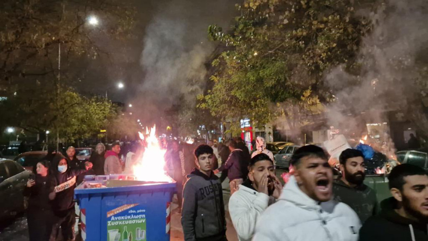 Ξέσπασμα βίας από Ρομά στη Θεσσαλονίκη - Αναποδογύρισαν αυτοκίνητα, άναψαν φωτιές 