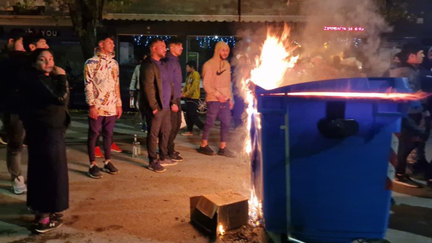 Ξέσπασμα βίας από Ρομά στη Θεσσαλονίκη - Αναποδογύρισαν αυτοκίνητα, άναψαν φωτιές 