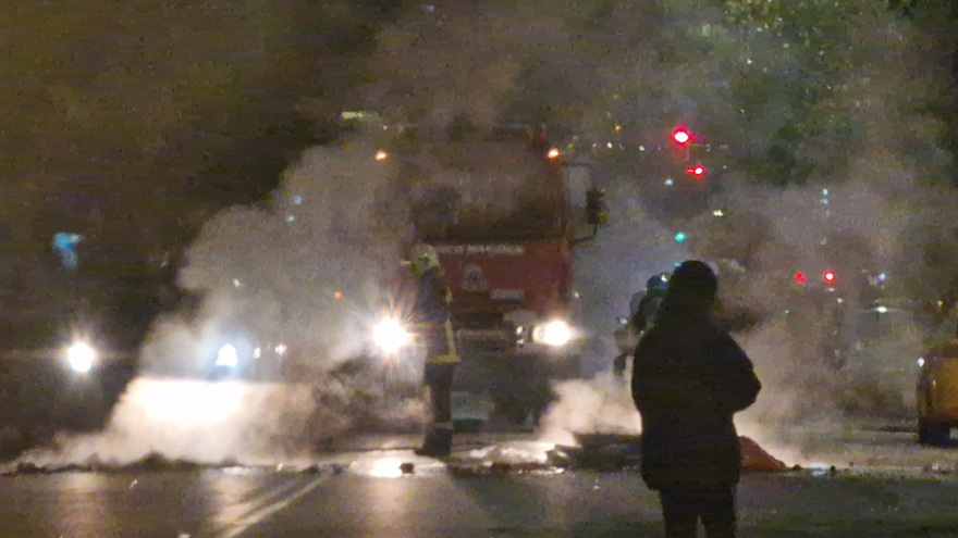 Θεσσαλονίκη: Ρομά έστησαν οδοφράγματα, έκαψαν κάδους και αναποδογύρισαν ΙΧ - Δείτε βίντεο