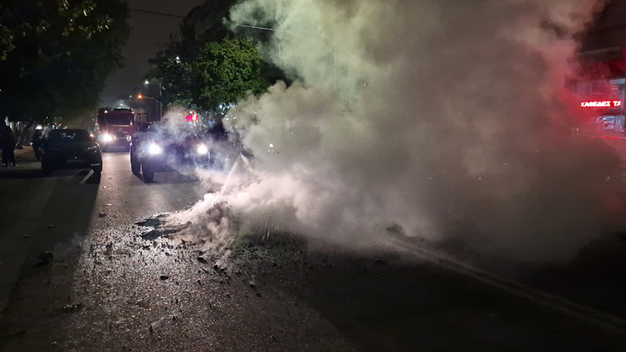 Θεσσαλονίκη: Ρομά έστησαν οδοφράγματα, έκαψαν κάδους και αναποδογύρισαν ΙΧ - Δείτε βίντεο