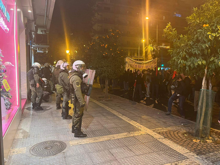 Θεσσαλονίκη: Ρομά έστησαν οδοφράγματα, έκαψαν κάδους και αναποδογύρισαν ΙΧ - Δείτε βίντεο