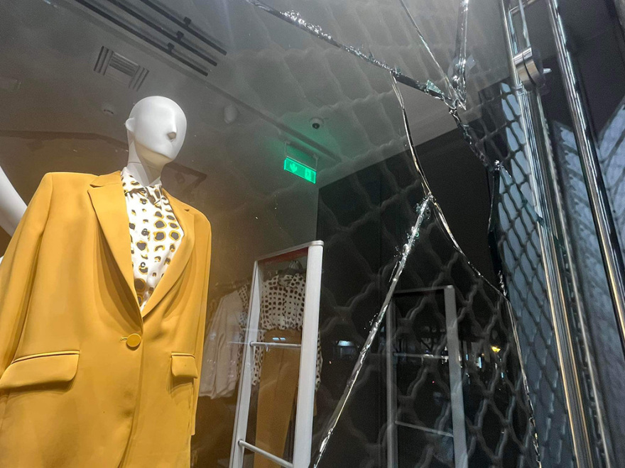 Θεσσαλονίκη: Ρομά έστησαν οδοφράγματα, έκαψαν κάδους και αναποδογύρισαν ΙΧ - Δείτε βίντεο