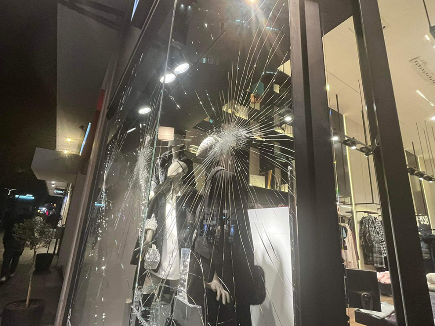 Θεσσαλονίκη: Ρομά έστησαν οδοφράγματα, έκαψαν κάδους και αναποδογύρισαν ΙΧ - Δείτε βίντεο