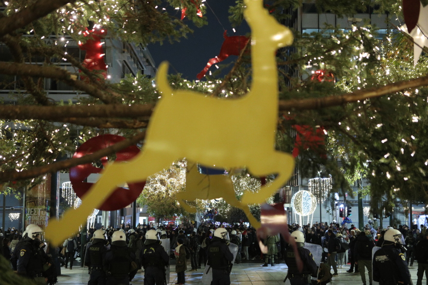 Επέτειος Γρηγορόπουλου: Πλήθος διαδηλωτών στην πορεία - Αποκλεισμένο το κέντρο της Αθήνας