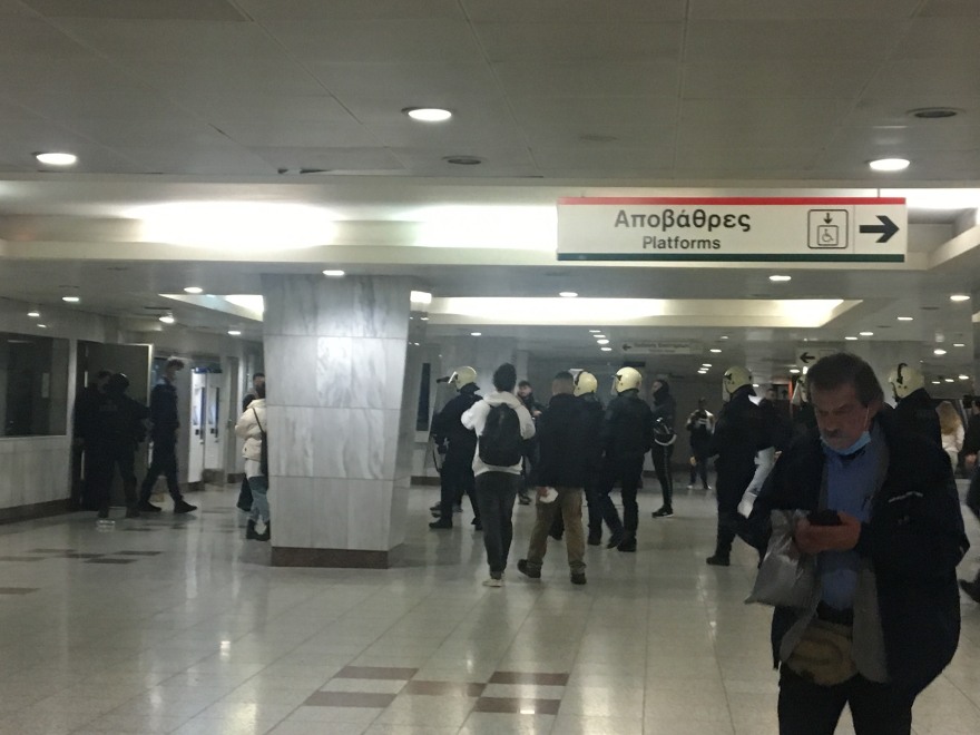 Επεισόδια με μολότοφ στα Εξάρχεια και κυνηγητό αστυνομικών-αντιεξουσιαστών στον Ηλεκτρικό στην Ομόνοια (βίντεο + φωτογραφίες)