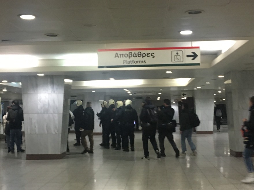 Επεισόδια με μολότοφ στα Εξάρχεια και κυνηγητό αστυνομικών-αντιεξουσιαστών στον Ηλεκτρικό στην Ομόνοια (βίντεο + φωτογραφίες)