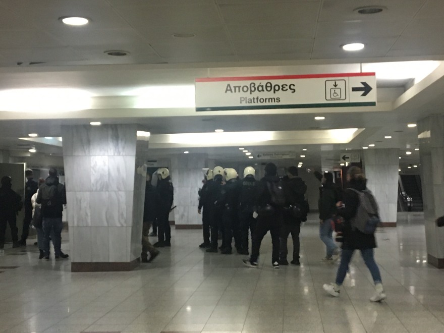 Επεισόδια με μολότοφ στα Εξάρχεια και κυνηγητό αστυνομικών-αντιεξουσιαστών στον Ηλεκτρικό στην Ομόνοια (βίντεο + φωτογραφίες)