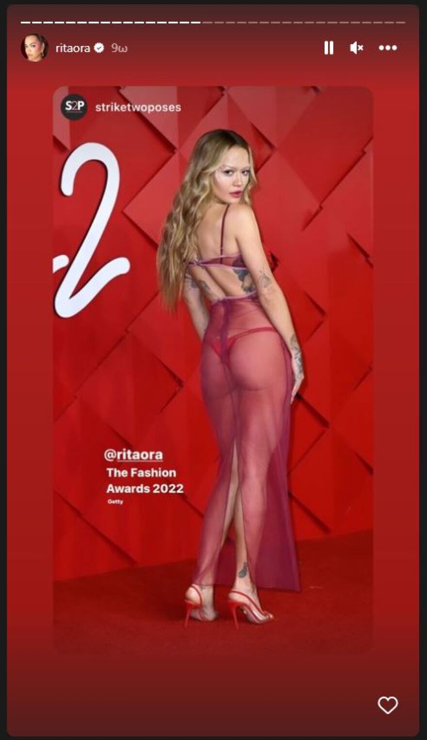 Ρίτα Όρα: Εμφανίστηκε σχεδόν γυμνή στα British Fashion Awards