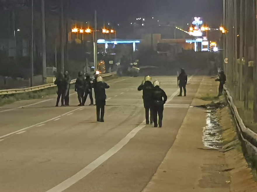 Ρομά έκλεισαν σε δύο σημεία την Εθνική Αθηνών - Κορίνθου - Συγκεντρώσεις σε Μέγαρα, Ζευγολατιό