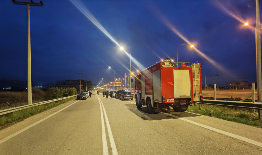 Ρομά έκλεισαν σε δύο σημεία την Εθνική Αθηνών - Κορίνθου - Συγκεντρώσεις σε Μέγαρα, Ζευγολατιό