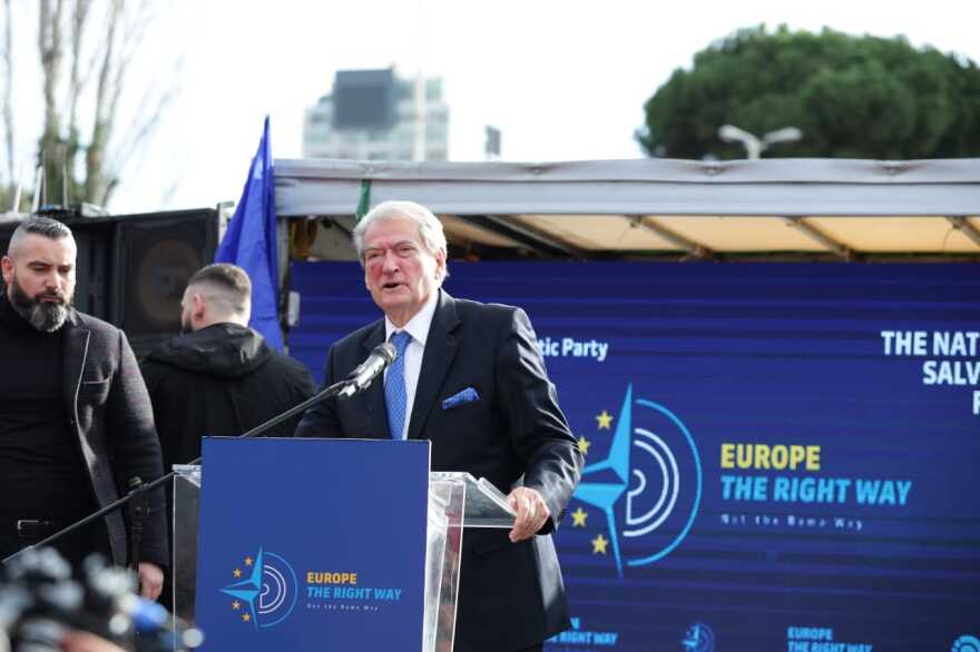 Αλβανία: Γρονθοκόπησαν τον Σαλί Μπερίσα σε αντικυβερνητική διαδήλωση -  Βίντεο