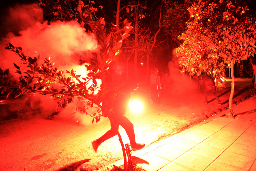 Επεισόδια με μολότοφ στα Εξάρχεια και κυνηγητό αστυνομικών-αντιεξουσιαστών στον Ηλεκτρικό στην Ομόνοια (βίντεο + φωτογραφίες)