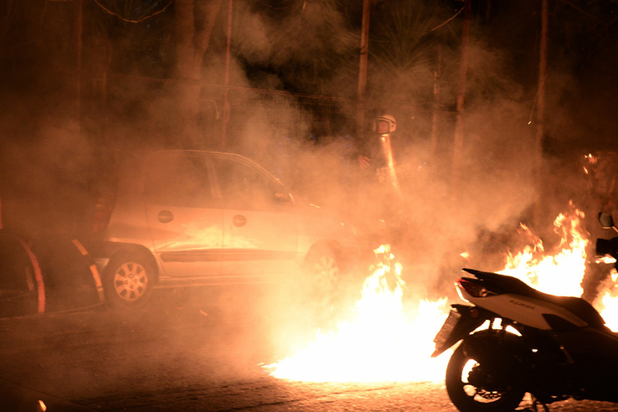 Επεισόδια με μολότοφ στα Εξάρχεια και κυνηγητό αστυνομικών-αντιεξουσιαστών στον Ηλεκτρικό στην Ομόνοια (βίντεο + φωτογραφίες)