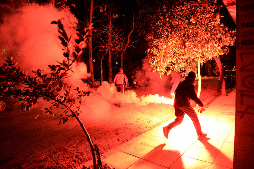 Επεισόδια με μολότοφ στα Εξάρχεια και κυνηγητό αστυνομικών-αντιεξουσιαστών στον Ηλεκτρικό στην Ομόνοια (βίντεο + φωτογραφίες)